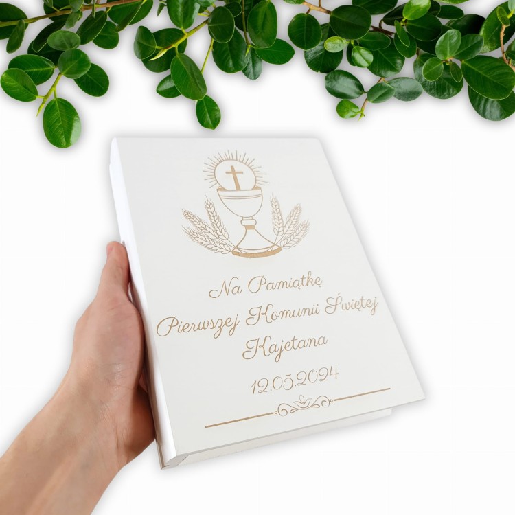 BIałe pudełko na biblie z życzenaimi Pamiątka Komunii Świętej (1).jpg