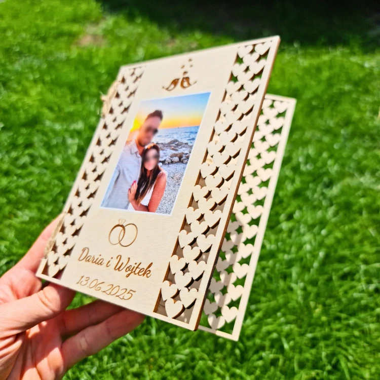 Kartka ażurowa z zdjęciem pary młodej.webp