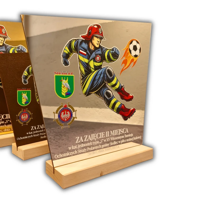 Srebrna statuetka na turniej strażacki.webp