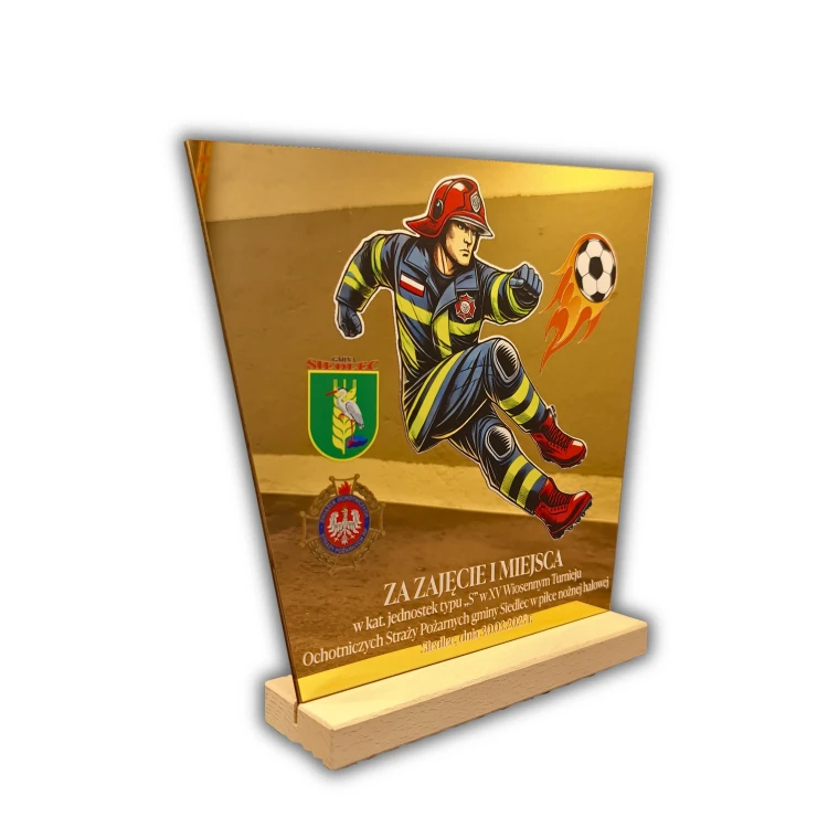 Złota statuetka z turniej piłkarski.webp