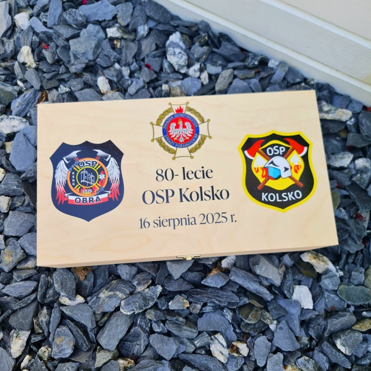 Skrzynka drewniana z logo.jpg