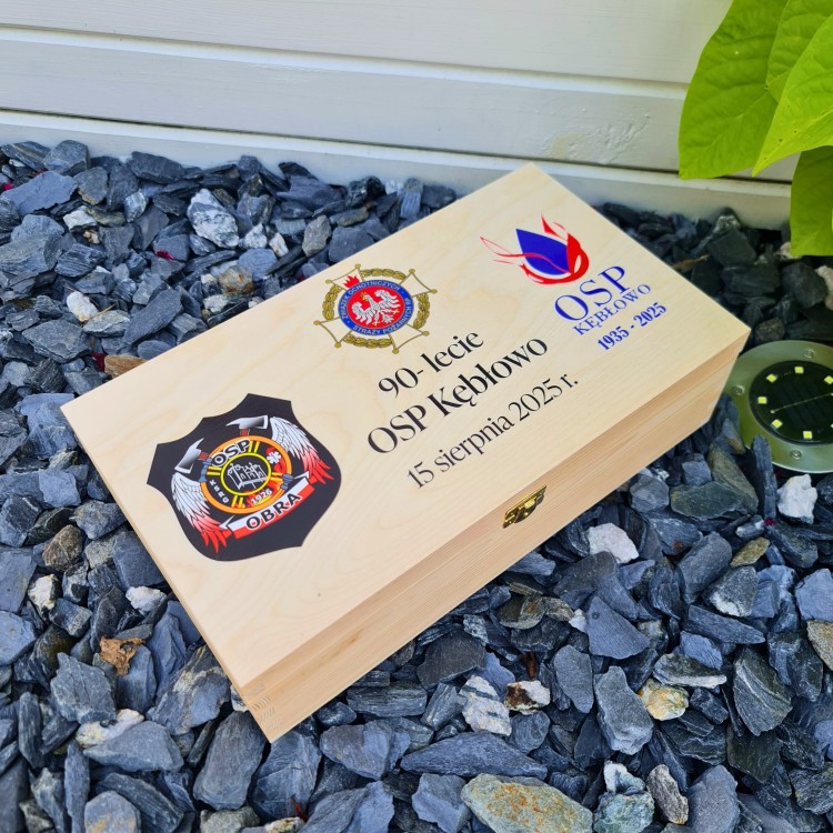 Skrzynka drewniana z logo straży Prezent z okazji jubileuszu jednoski OSP.jpg