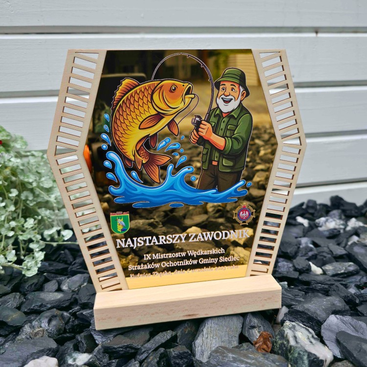 Statuetka dla najstarszego wędkarza.jpg