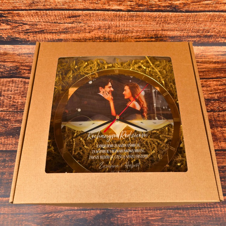 Pudełko prezentowe z złotym zegarem