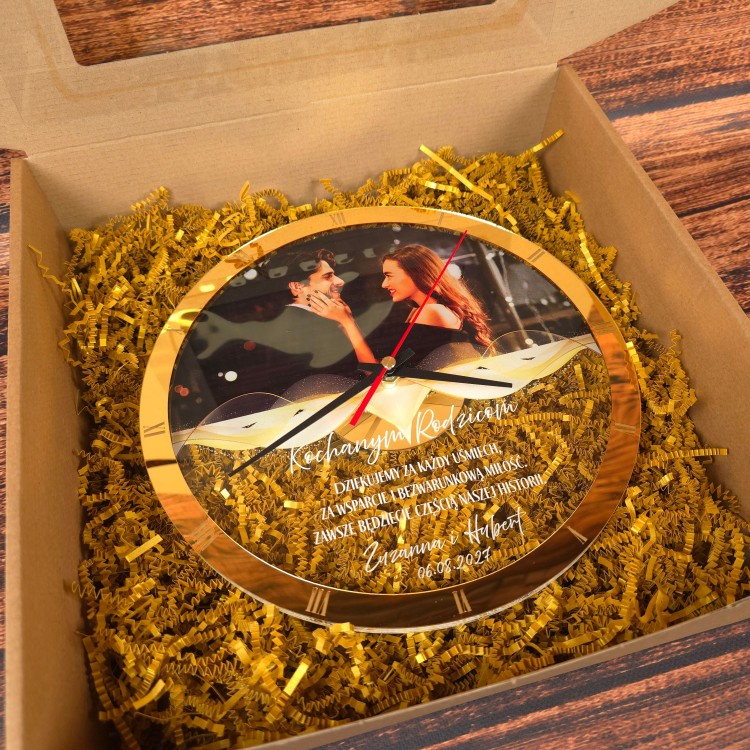 Pudełko prezent z złotym zegarem