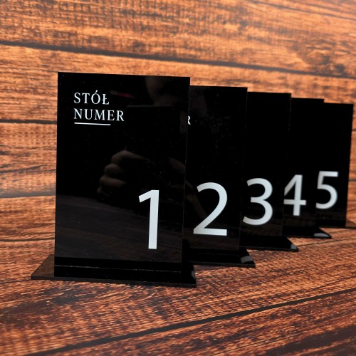 Czarne numerki na stół weselnu.jpg