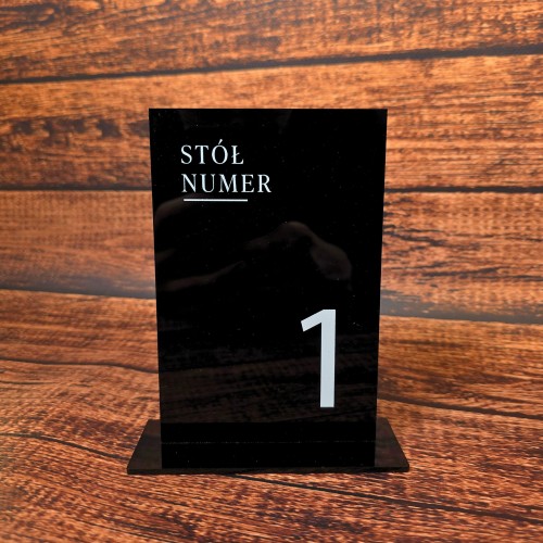 Statuetka na stół z cyframi.jpg