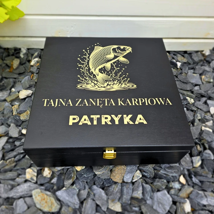 Czarna drewniana skrzynka z grawerem dla wędkarza.jpg