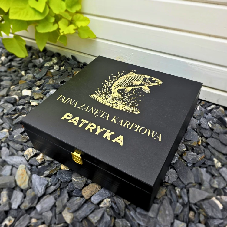 Czarna skrzynka dla wędkarza na urodziny z karfką i szklankami do whisky.jpg