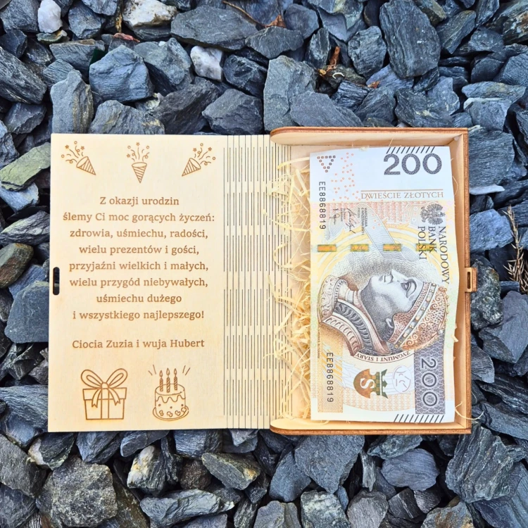 grawerowane pudełko na pieniądze,