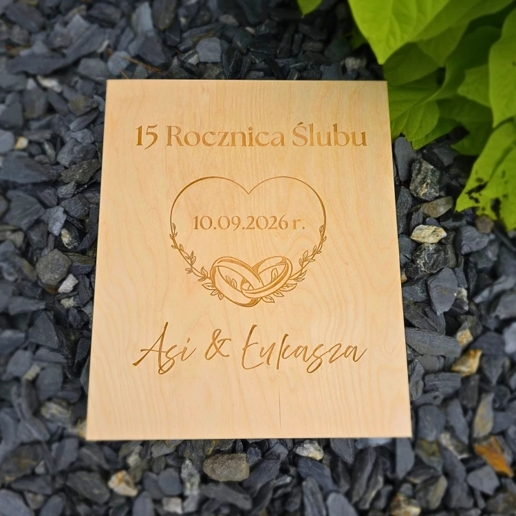 Drewniana skrzynka z grawerem na rocznice ślubu.jpg