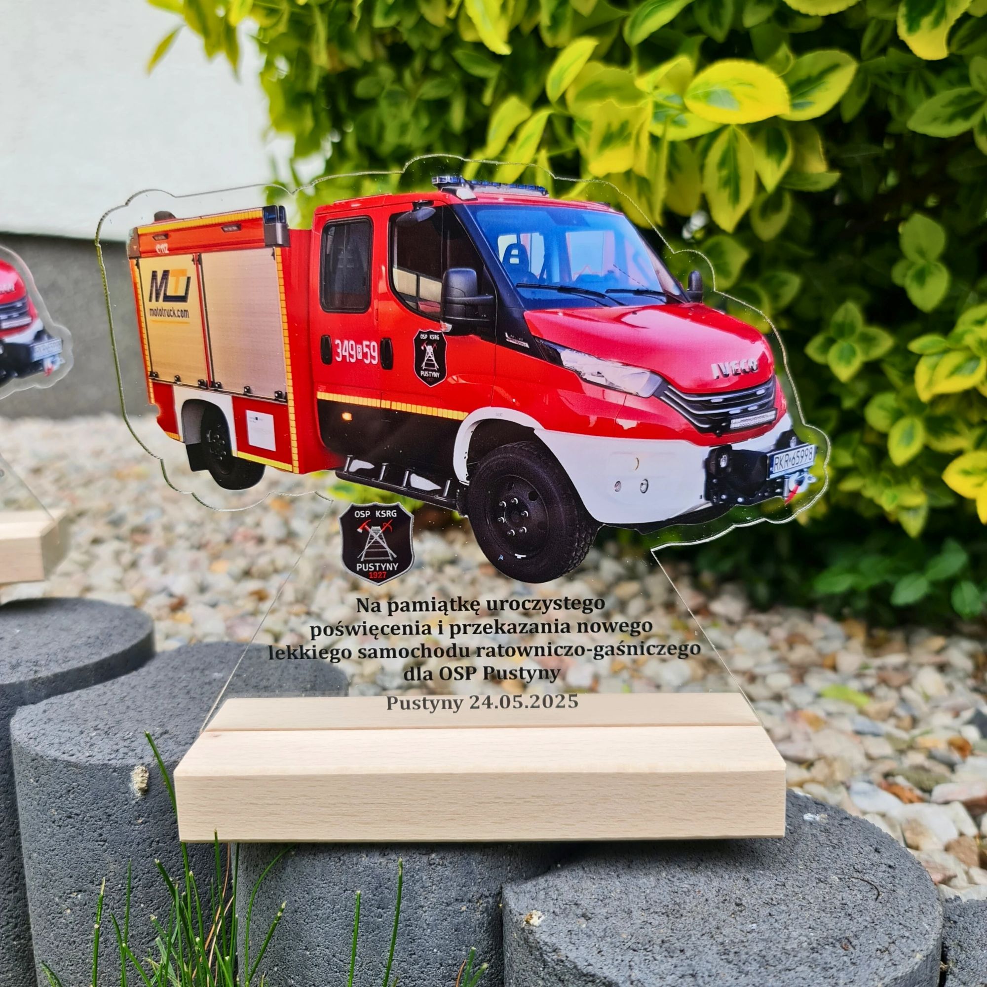 Statuetka strażacka z wozem – pamiątka dla OSP z nadrukiem UV i dedykacją